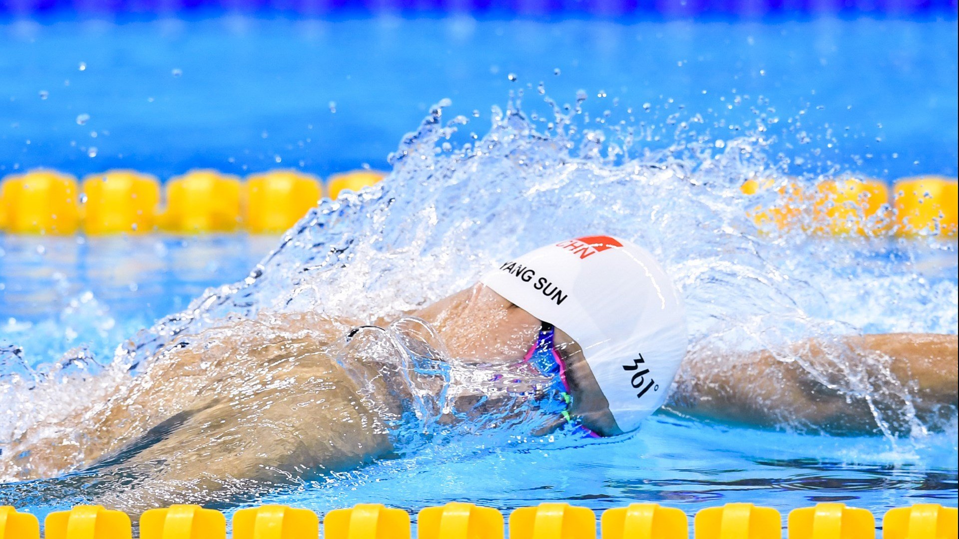 女子篮球训练注重防守协作提升整体防守水平，女子篮球基础训练动作